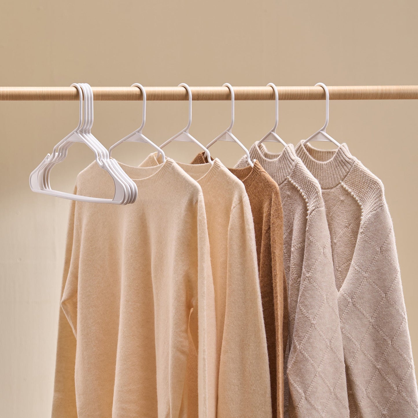 Anti-Slip Durable White Clothes Hangers for Sustainable Living