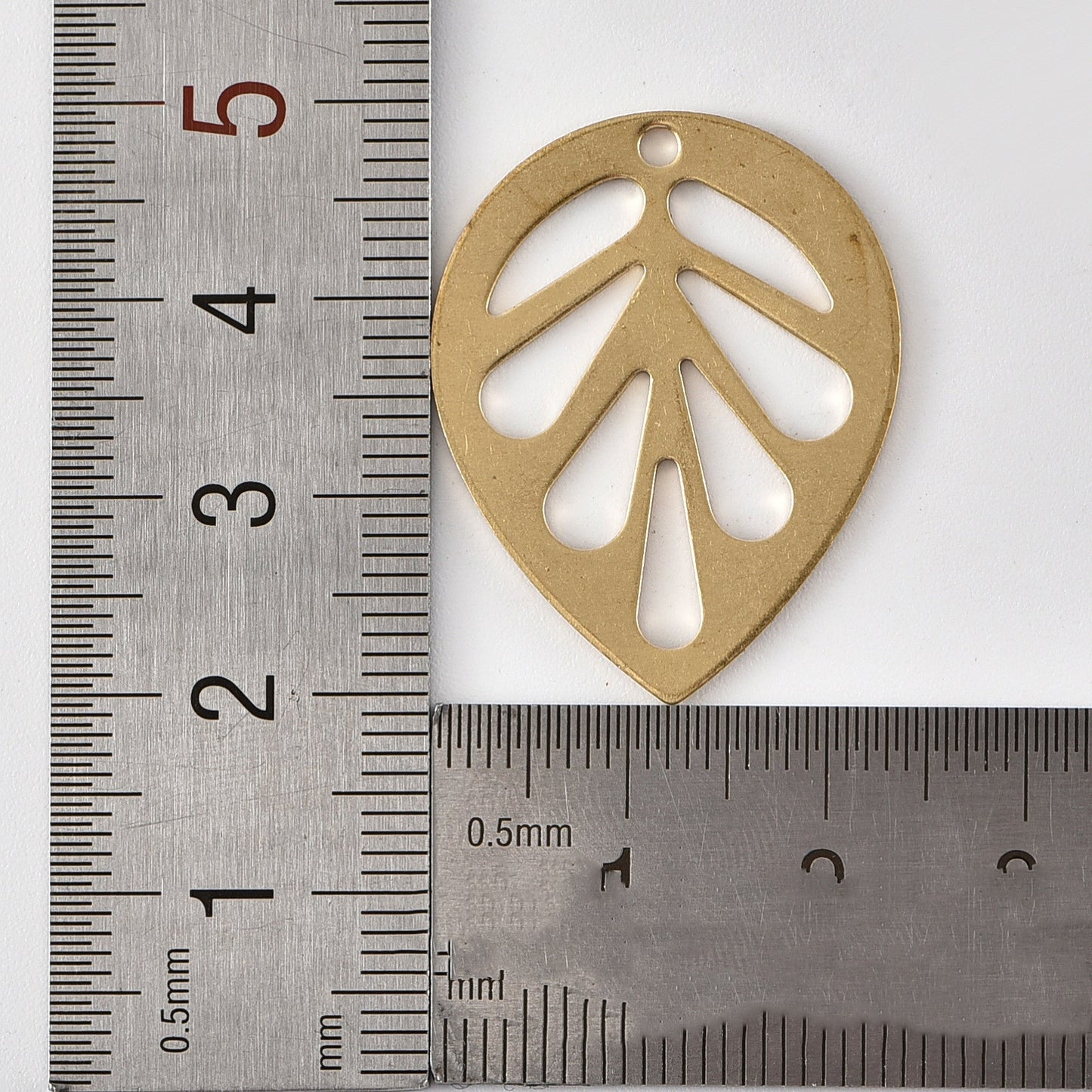 Brass Leaf-Shaped Decorative Charms for Eco-Friendly Home Décor