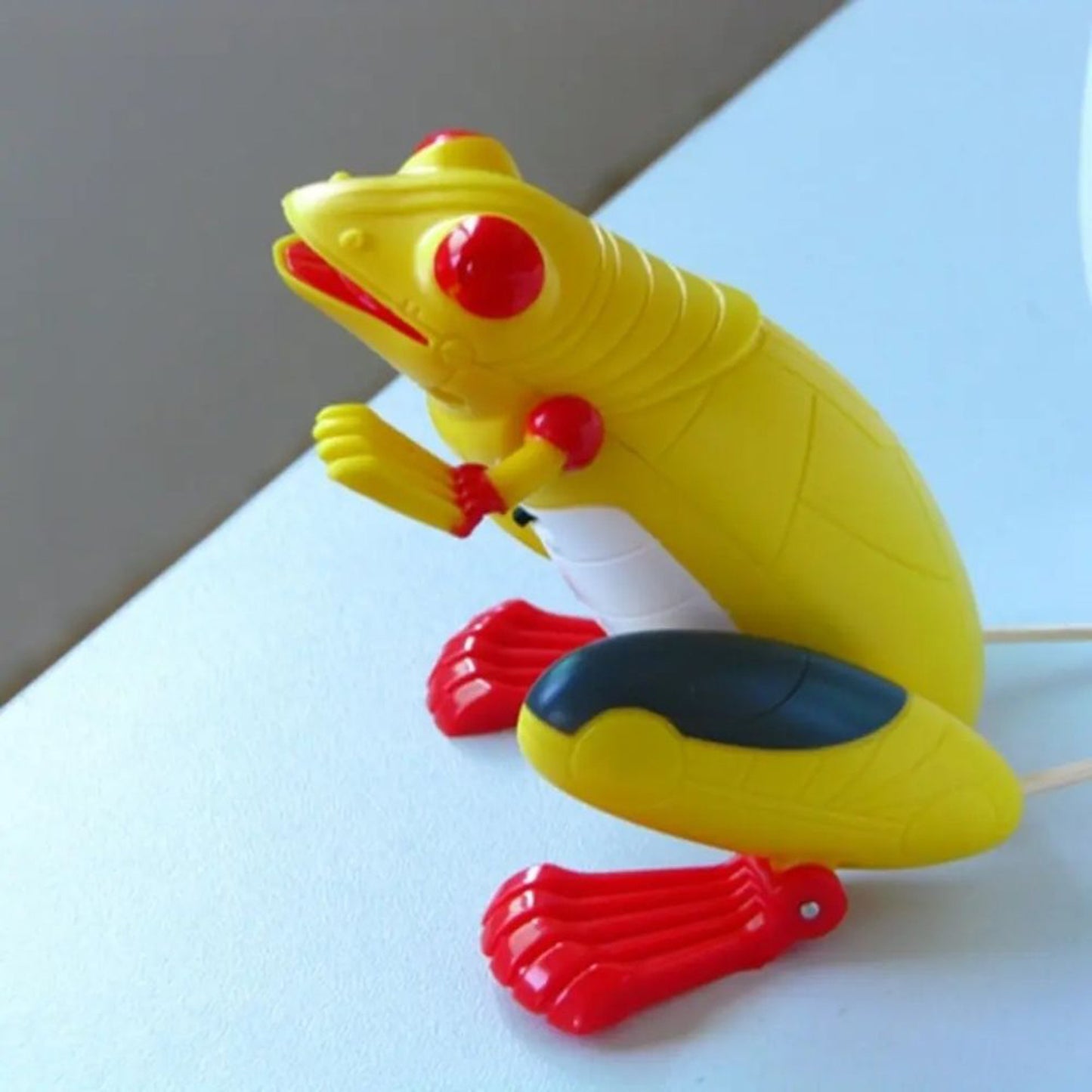 FITTO Remote Controlled Jumping Plastic Frog Yellow